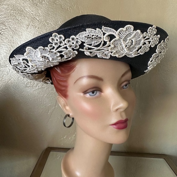VALUABLE 1960S' DESIGNER JACK MCCONNELL NAVY STRAW  HAT + WHITE APPLIQUÉ - Picture 6 of 12